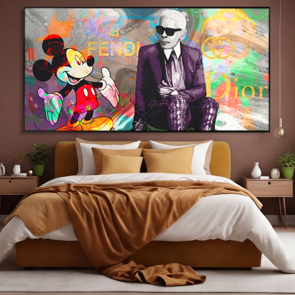 Tablou canvas cu tablou canvas cu mickey mouse si karl lagerfeld, in rama de aluminiu negru, pe perete intr-un dormitor